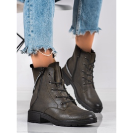 Stiefel mit dekorativem Vinceza-Gürtel grün 2