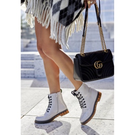 PE1 Lackierte Arbeiterstiefeletten auf weißem Schieberschaft 2