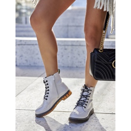 PE1 Lackierte Arbeiterstiefeletten auf weißem Schieberschaft 1