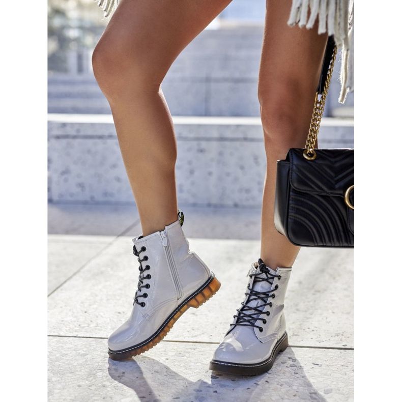 PE1 Lackierte Arbeiterstiefeletten auf weißem Schieberschaft 1