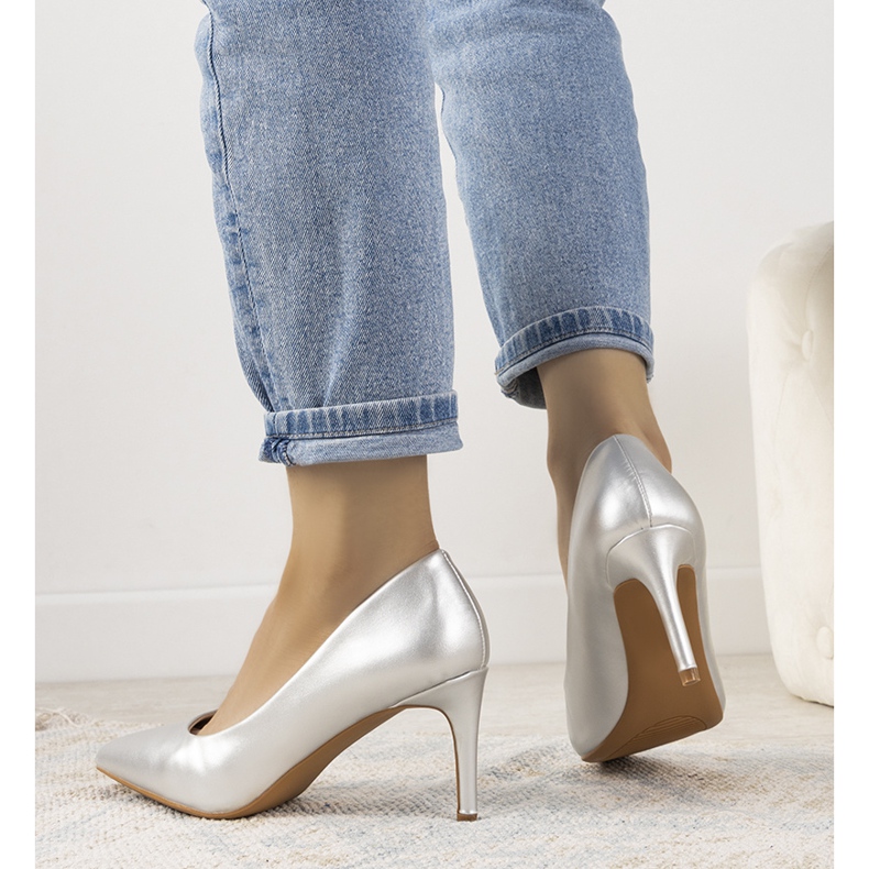 Klassische silberne Pumps auf einem Isla-Stilettoabsatz 1