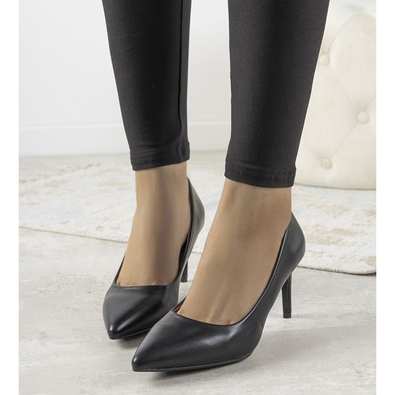 Schwarze klassische Pumps auf einem Isla-Stilettoabsatz 1