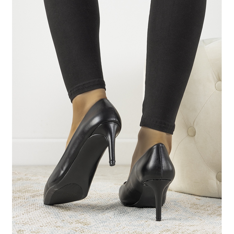 Schwarze klassische Pumps auf einem Isla-Stilettoabsatz 2