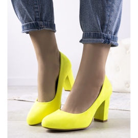 Neongelbe Pumps am Tahlia-Pfosten 1