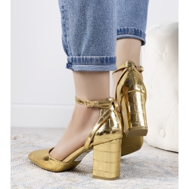 Goldene Pumps an der Davies-Säule 1