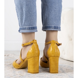 Gelbe Pumps am Strutt-Pfosten 1