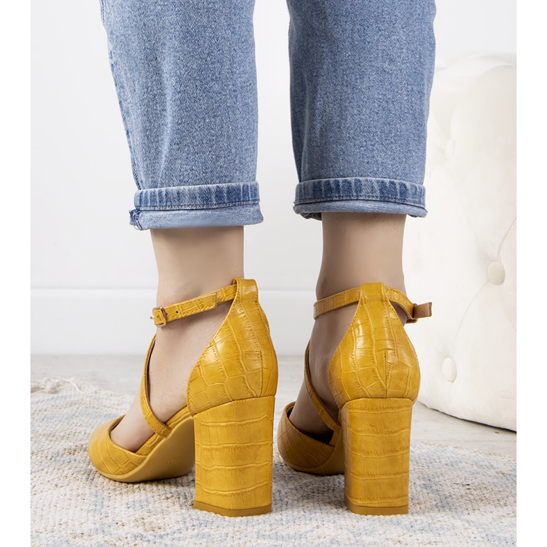 Gelbe Pumps am Strutt-Pfosten 1