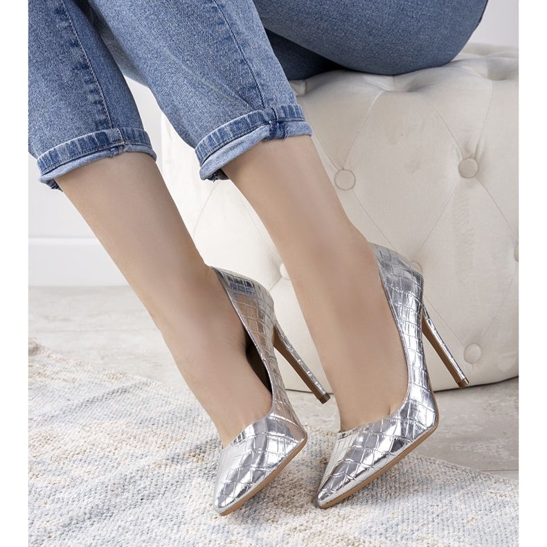 Silberne Pumps auf einem Thrower-Absatz silber- 1