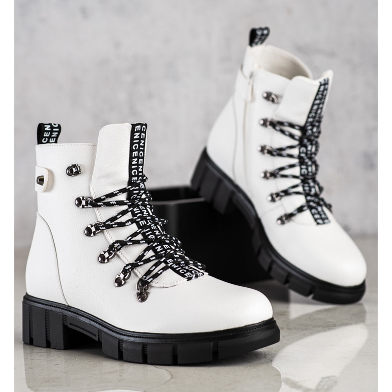 Weiße Arbeiter auf der VINCEZA-Plattform 1