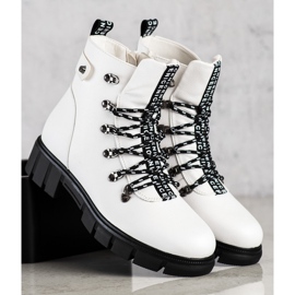 Weiße Arbeiter auf der VINCEZA-Plattform 2