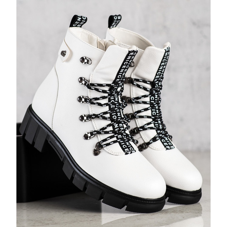 Weiße Arbeiter auf der VINCEZA-Plattform 2