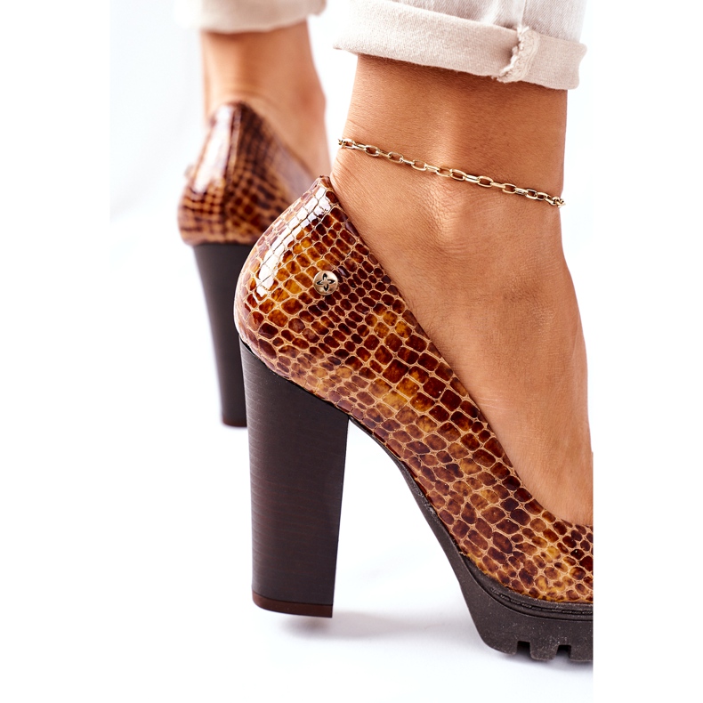 Lederpumps an einer Bar Maciejka 02629-50 Lackiertes Erz braun 3