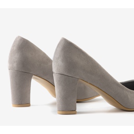 Graue klassische Pumps am Barrington-Pfosten 1