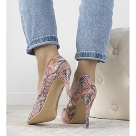 Rote Stilettos in Graces Schlangenhautmuster 1