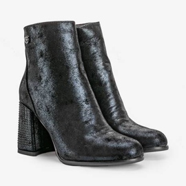 Schwarze Stiefeletten am Zodiac Post 1