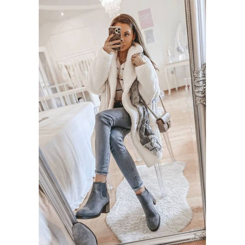 Graue Stiefel auf dem Hanah-Pfosten 1