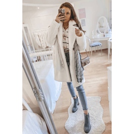 Graue Stiefel auf dem Hanah-Pfosten 2