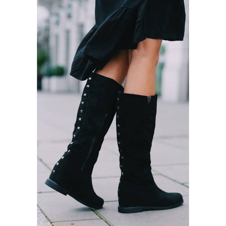 Schwarze Stiefel auf dem bedeckten Nana-Wedge 1