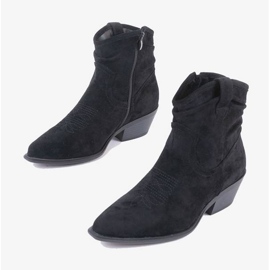 Schwarze Cowboystiefel auf dem Bowi Bowi Post 1