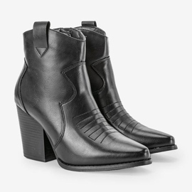 Schwarze Stiefel auf dem Forte-Pfosten 1