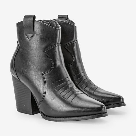 Schwarze Stiefel auf dem Forte-Pfosten 1