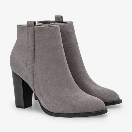 Graue Stiefeletten am Pinata-Pfosten 1