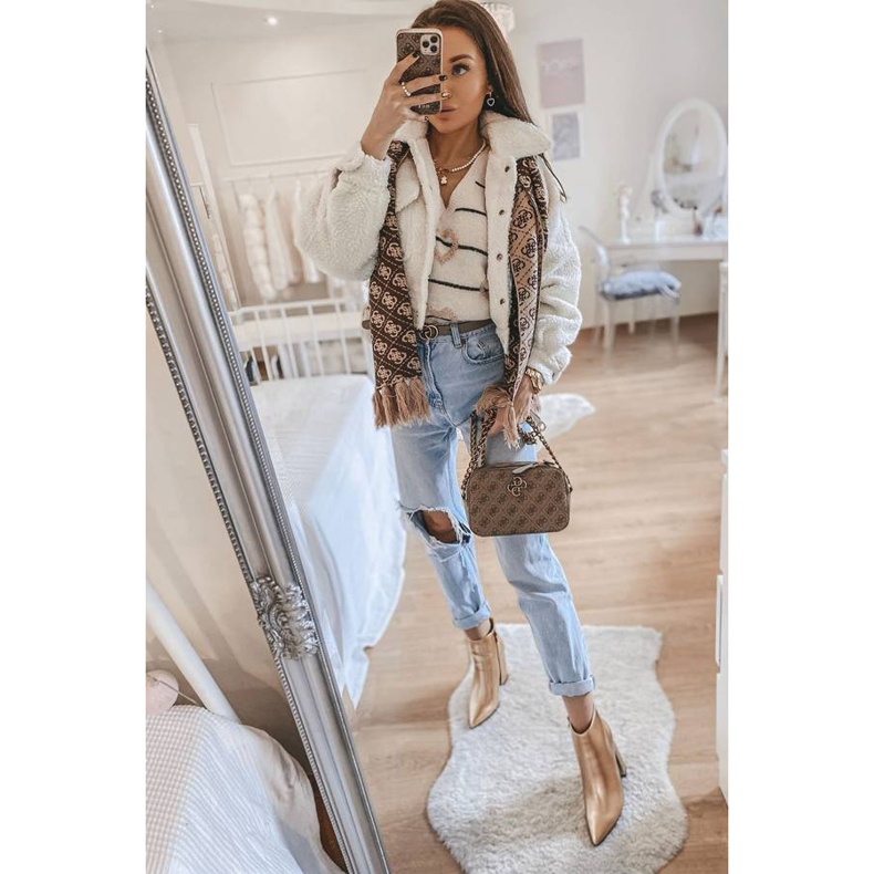 Goldene Stiefeletten an der Stomp Post 1