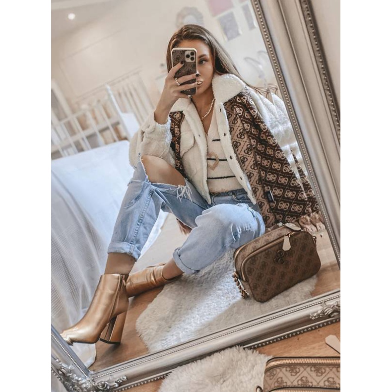 Goldene Stiefeletten an der Stomp Post 2