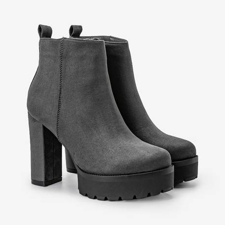 Graue Stiefel auf dem Lulis-Pfosten 1