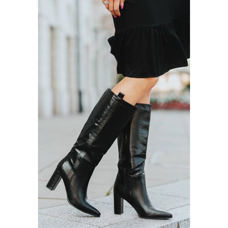 Schwarze Stiefel am Pfosten mit Mona-Krokodilmuster 1