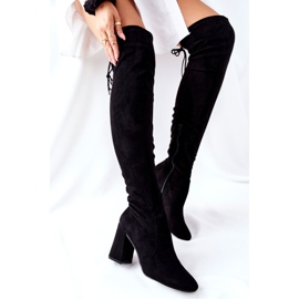 PG1 Schwarze Agaloa-Stiefel aus Wildleder auf einer Bar 1