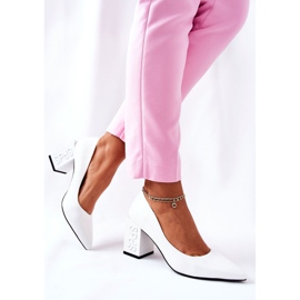 S.Barski Lederpumps auf einem weißen Cherith Bar 1