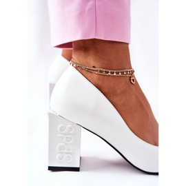 S.Barski Lederpumps auf einem weißen Cherith Bar 2