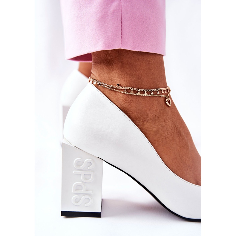 S.Barski Lederpumps auf einem weißen Cherith Bar 2