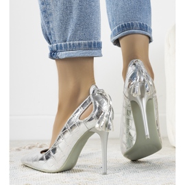 Silberne Pins mit dekorativen Permewan-Ausschnitten silber- 1