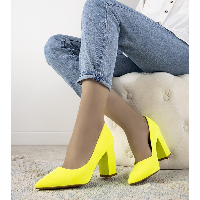 Gelbe Neon-Pumps auf dem Castles-Posten 1
