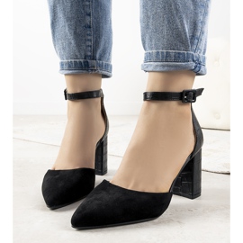 Schwarze Pumps auf dem Posten von Natalie 1