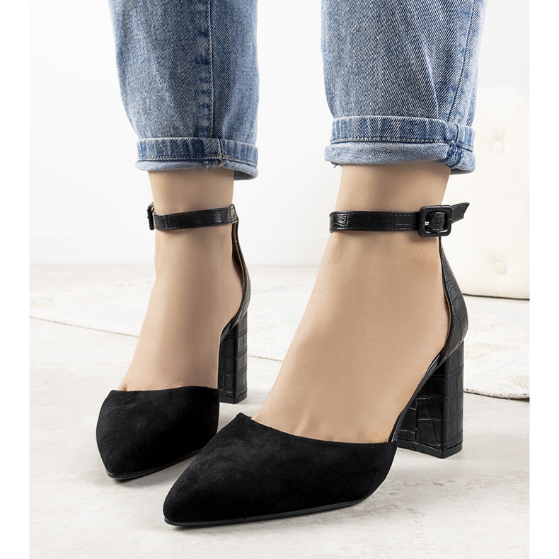 Schwarze Pumps auf dem Posten von Natalie 1