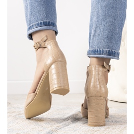 Beige Pumps auf dem Posten von Natalie 1