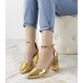 Goldene Pumps an der Ayers-Säule 1