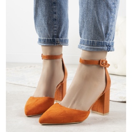 Orange Pumps auf dem Posten von Natalie 1