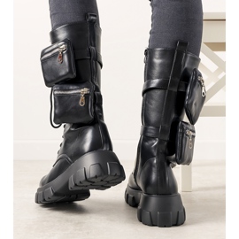 Schwarze Stiefel mit Apolline-Beutel 1