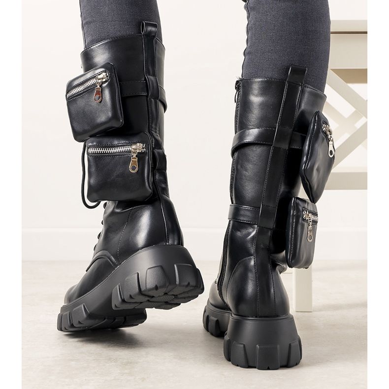 Schwarze Stiefel mit Apolline-Beutel 1