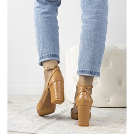 Kamelpumps auf dem Davies-Pfosten braun 1