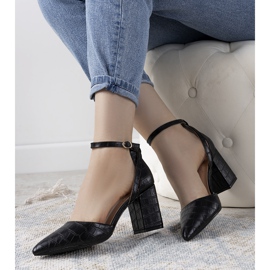 Schwarze Pumps auf dem Davies-Pfosten 1