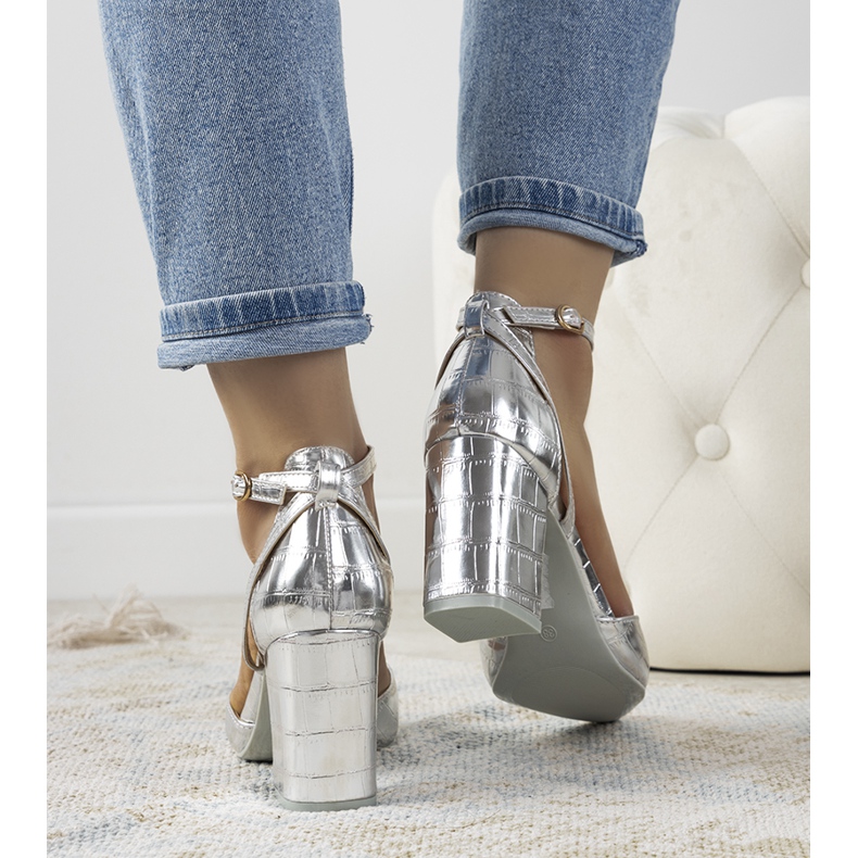 Silberne Pumps auf dem Davies-Pfosten 1