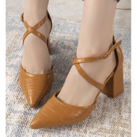 Braune Pumps am Strutt-Pfosten 1