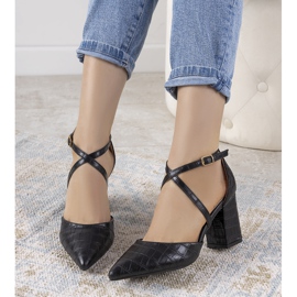 Schwarze Pumps am Strutt-Pfosten 1