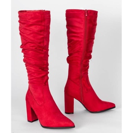 Rote Stiefel auf einem hohen Schaukelpfosten 1