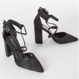 Schwarze Pumps am Piper-Pfosten 1